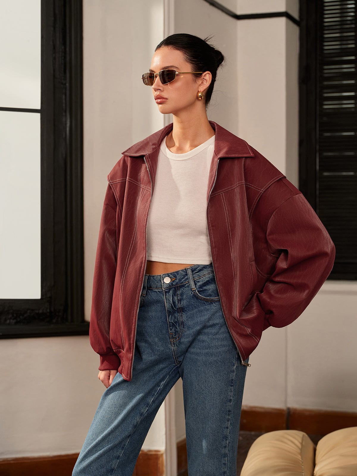 Lotte | Sportieve Bordeauxrode Vrouwen Jas met Vegan Leer en Ritsdetails 2