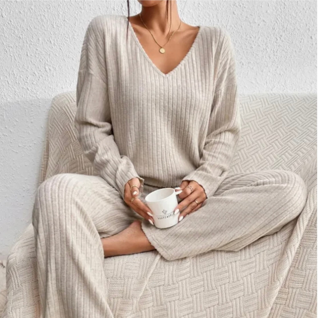 Luna – Geribde Tweedelige Set – V-Hals Trui & Broek – Cozy Lounge Look Dames
